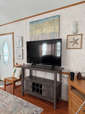 Interior - Charming 2-bedroom bungalow in Lake Placid on Lake Grassy in Camp Florida Resort (Lake Placid)