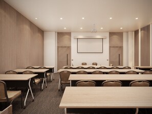 A conference room with a large table, chairs, a projector screen, and a carpeted floor. - Holiday Inn Resort Bodrum West Beach By Ihg (Bodrum)