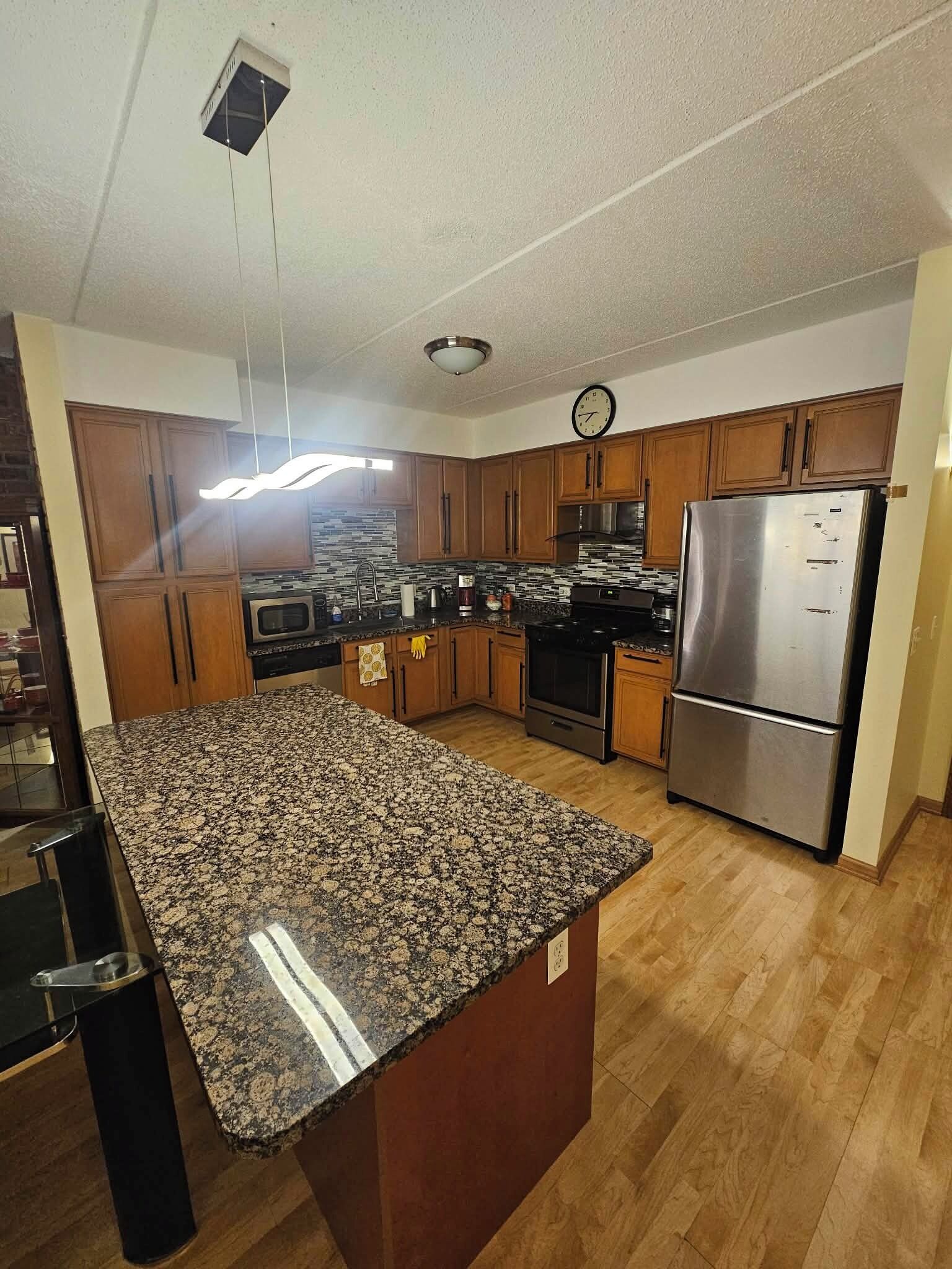 Geladeira, micro-ondas, fogão, cooktop