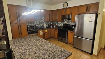 Geladeira, micro-ondas, fogão, cooktop