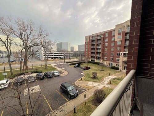 Cozy 2-bedroom condo near O'Hare/Train/Pet OK/Balcony