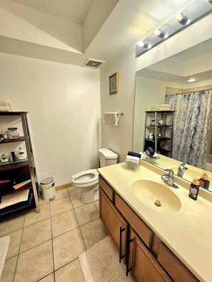 Hair dryer, towels, soap, shampoo - Cozy 2-bedroom condo near O'Hare/Train/Pet OK/Balcony (Chicago)