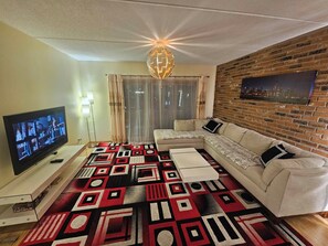 Living area - Cozy 2-bedroom condo near O'Hare/Train/Pet OK/Balcony (Chicago)