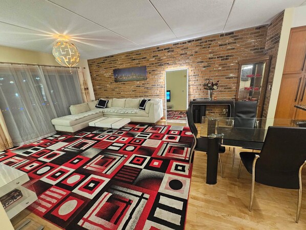 Living area - Cozy 2-bedroom condo near O'Hare/Train/Pet OK/Balcony (Chicago)