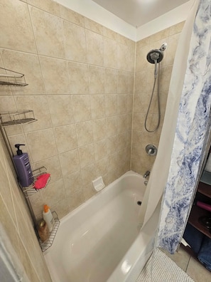 Hair dryer, towels, soap, shampoo - Cozy 2-bedroom condo near O'Hare/Train/Pet OK/Balcony (Chicago)