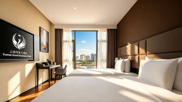 Habitación de hotel con una cama grande, un escritorio, una silla, un televisor de pantalla plana y vistas a la ciudad.