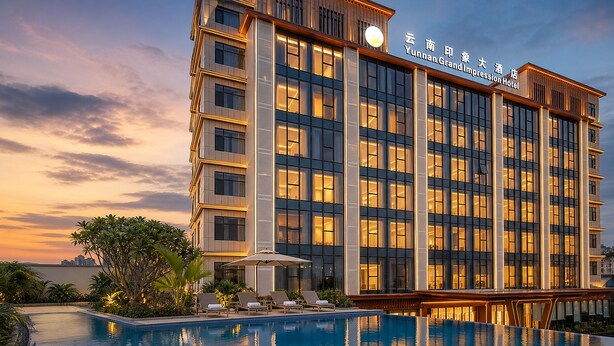 Un hotel con piscina y vistas del horizonte urbano al atardecer.