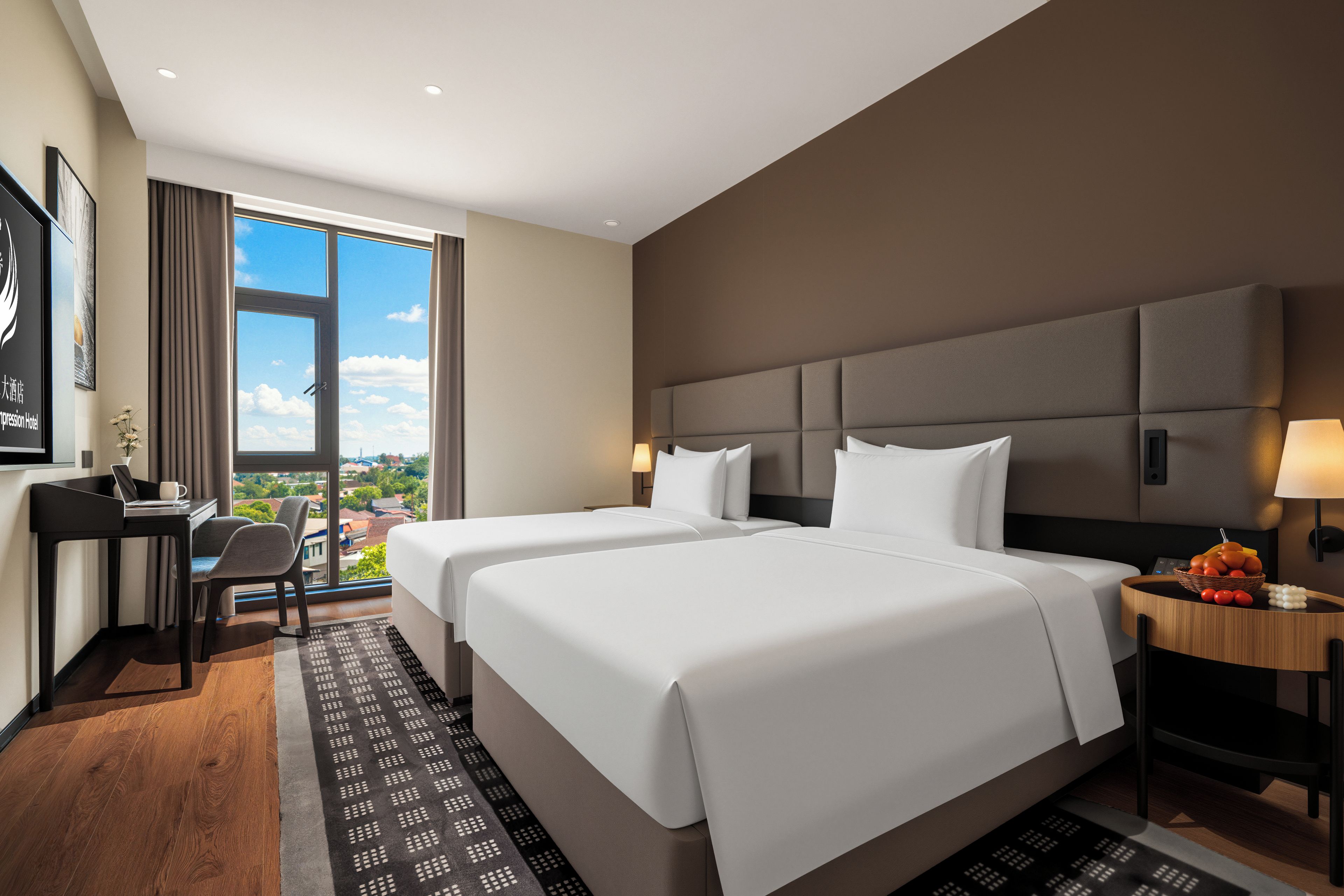 Ein Hotelzimmer mit zwei Betten, einem Schreibtisch, einem Sessel und einem Balkon mit Blick auf die Stadt.