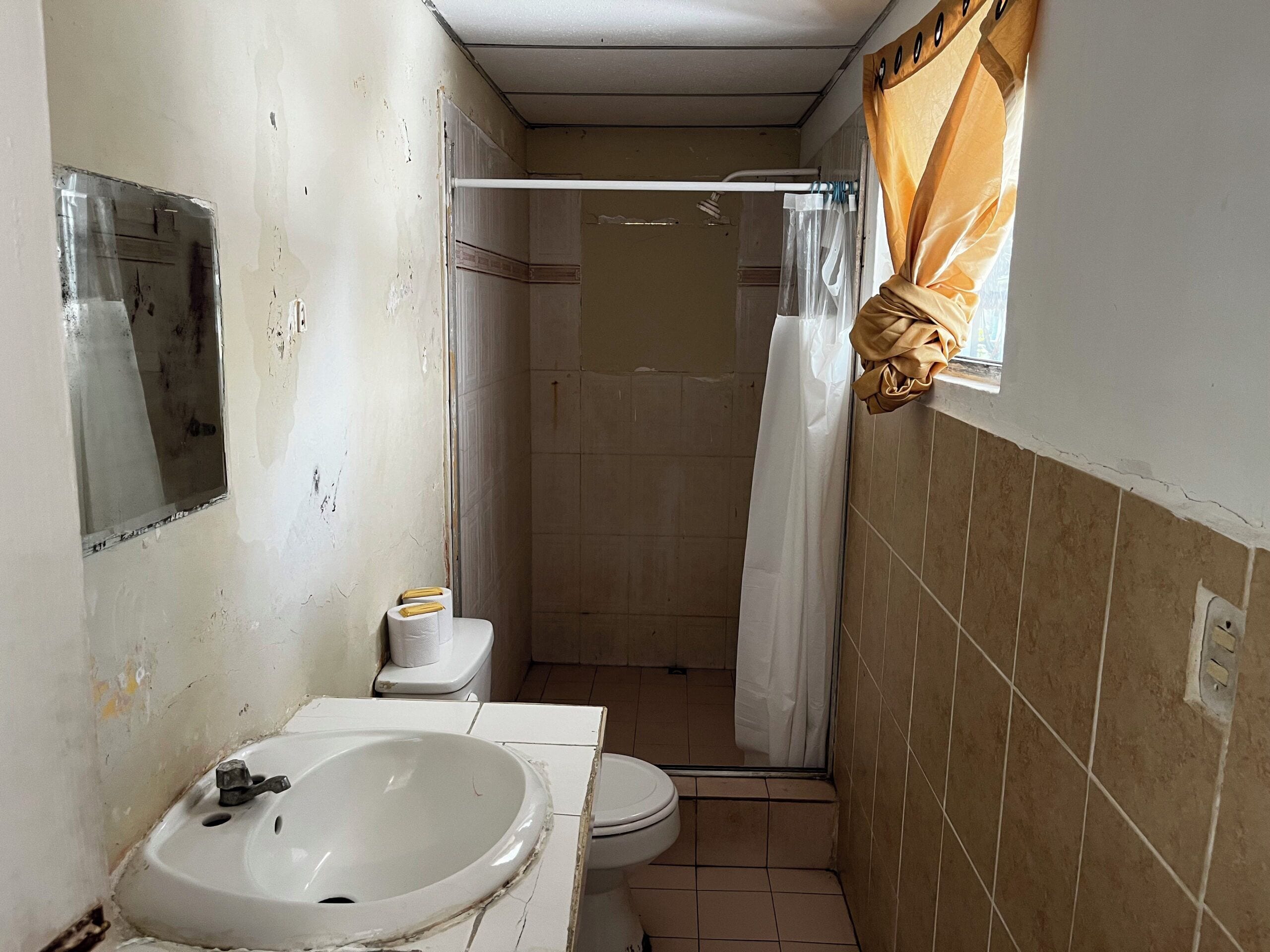 Economy Room | Bathroom | Shower, towels, soap, shampoo