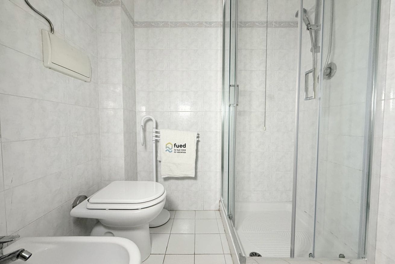 Shower, bidet, towels