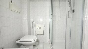 Shower, bidet, towels