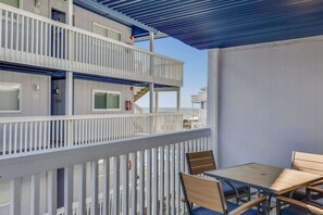 Outdoor dining - Tides & Time - Your Stylish Beach Getaway! (Carolina Beach)