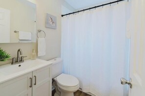 Shower, towels, shampoo - Renovated 2BR First Floor Forest Beach Condo (Hilton Head Island)