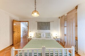 3 bedrooms, free WiFi - Sea access: unique villa with stunning views (house A) (Castro)