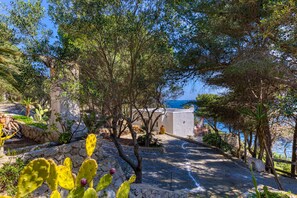 Property grounds - Sea access: unique villa with stunning views (house A) (Castro)
