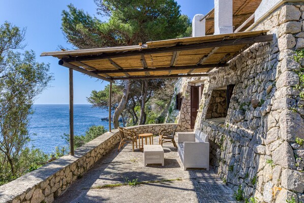 Terrace/patio - Sea access: unique villa with stunning views (house A) (Castro)