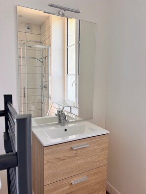 Dusche, Haartrockner, Handtücher, Toilettenpapier