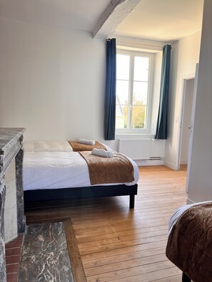 Room - Exceptional Manor House in Normandy – 6 En-suite Bedrooms – History & Elegance (Argences)