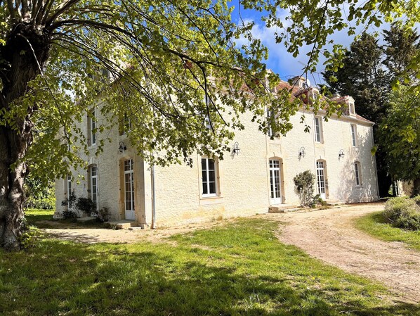 Exterior - Exceptional Manor House in Normandy – 6 En-suite Bedrooms – History & Elegance (Argences)