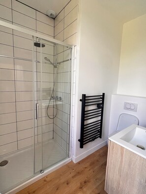 Bathroom - Exceptional Manor House in Normandy – 6 En-suite Bedrooms – History & Elegance (Argences)