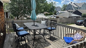 Outdoor dining - The Cozy Clamshell - Peaceful Bay Head Studio with AC - Steps to Beach w Parking (Bay Head)