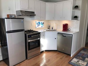 Private kitchen - The Cozy Clamshell - Peaceful Bay Head Studio with AC - Steps to Beach w Parking (Bay Head)