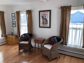 Interior - The Cozy Clamshell - Peaceful Bay Head Studio with AC - Steps to Beach w Parking (Bay Head)