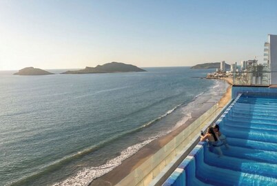 Oceanfront apartment on the Malecon