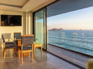 Un balcón moderno con vistas al mar y al paisaje urbano.