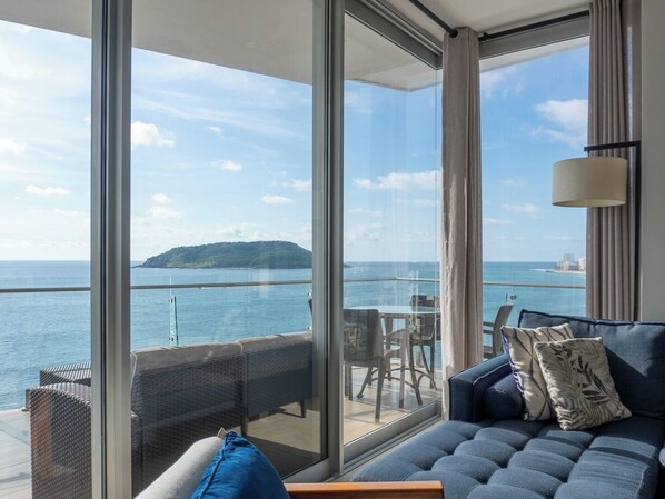 TV - Luxury condo with balcony and front ocean view (Mazatlan)