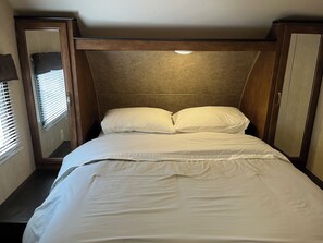 1 bedroom, bed sheets - Cozy RV in serene setting! Hot tub!  Only  2 RVS onsite - Very Private. (Canyon Lake)