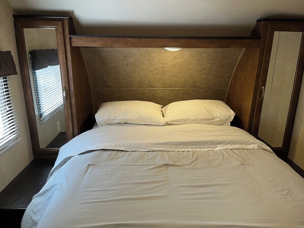 Room - Cozy RV in serene setting! Hot tub!  Only  2 RVS onsite - Very Private. (Canyon Lake)