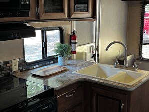 Private kitchen - Cozy RV in serene setting! Hot tub!  Only  2 RVS onsite - Very Private. (Canyon Lake)