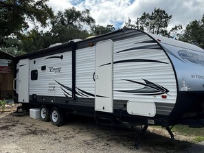 Property grounds - Cozy RV in serene setting! Hot tub!  Only  2 RVS onsite - Very Private. (Canyon Lake)