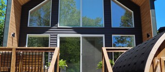 Relaxing Spa Retreat w/Hot Tub & Sauna- 3 min to Wortley Village