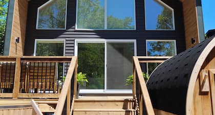 Relaxing Spa Retreat w/Hot Tub & Sauna- 3 min to Wortley Village
