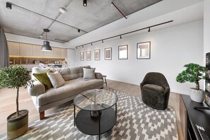 Smart TV - 2 Bed Luxury Penthouse & Private Balcony Near Central London (London)