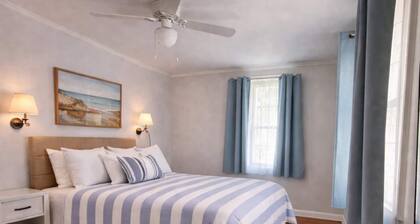 NEW Coastal Cottage 2 Miles to Beach + Lake Access