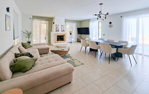 Smart TV - Gorgeous home in Splitska (Splitska)