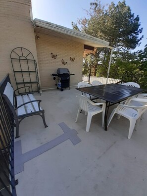 Outdoor dining - Secluded mountain home with views, 3 bdrm, 2 bath, full kitchen, lg livingroom (Sandy)