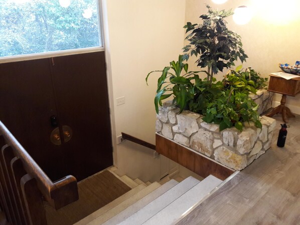 Interior - Secluded mountain home with views, 3 bdrm, 2 bath, full kitchen, lg livingroom (Sandy)