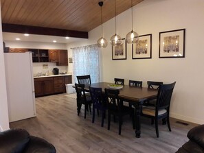 Dining - Secluded mountain home with views, 3 bdrm, 2 bath, full kitchen, lg livingroom (Sandy)
