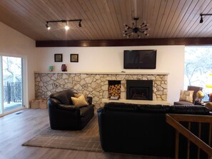 Living area - Secluded mountain home with views, 3 bdrm, 2 bath, full kitchen, lg livingroom (Sandy)