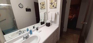 Bathroom - Secluded mountain home with views, 3 bdrm, 2 bath, full kitchen, lg livingroom (Sandy)