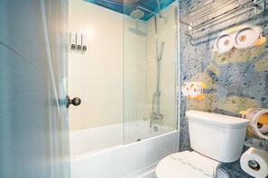 Chuveiro, toalhas de banho, shampoo 