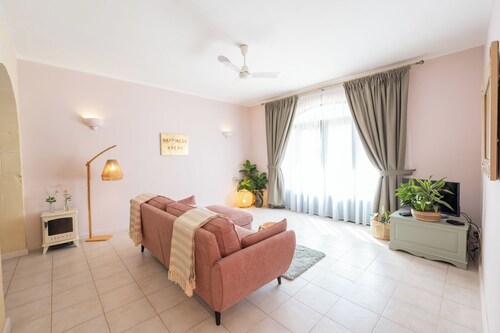 Cozy 1-bedroom resort in beautiful L-Għarb with AC and gym