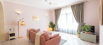 Cozy 1-bedroom resort in beautiful L-Għarb with AC and gym