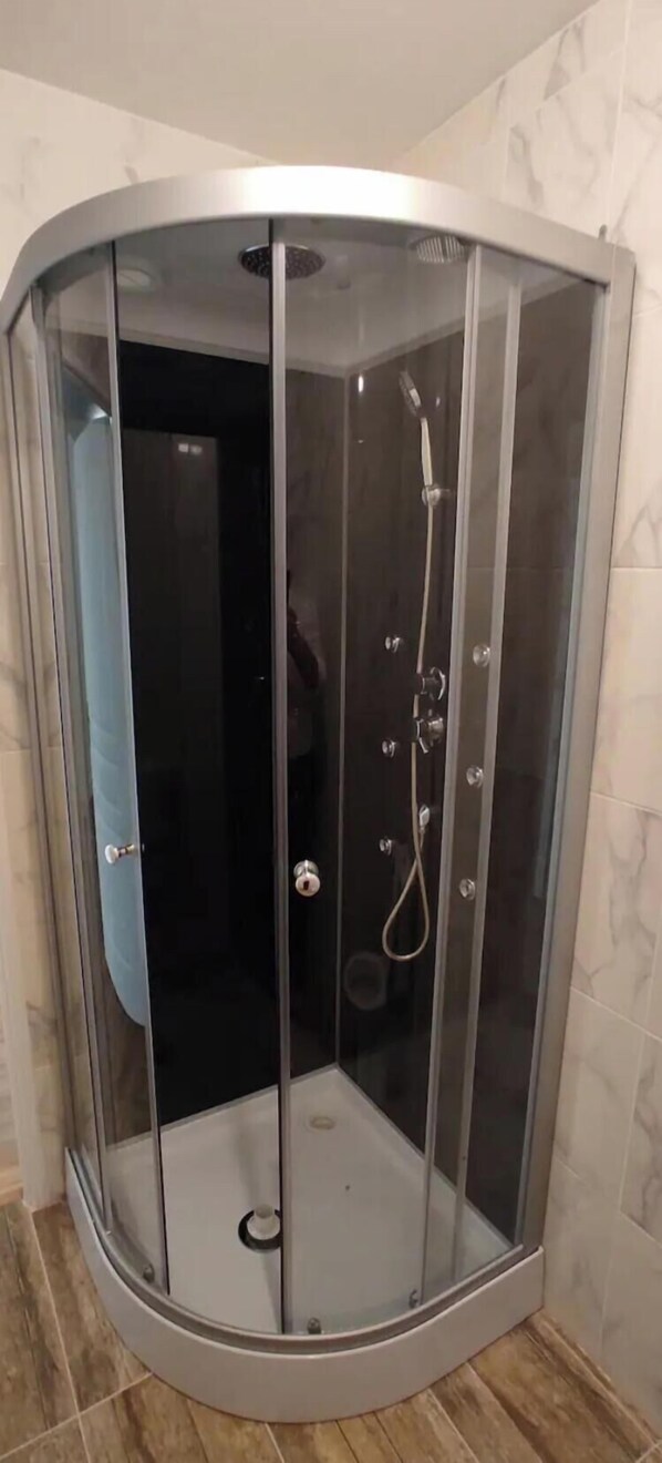 Towels, soap, toilet paper - Paris stopover (ATHIS-MONS)