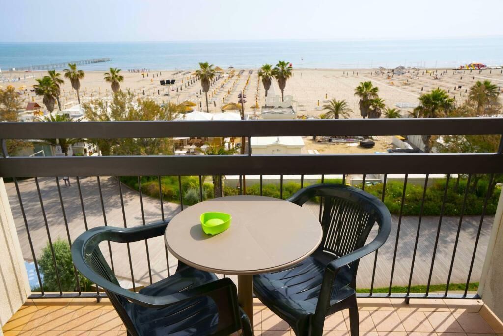 Camera familiare, balcone, vista mare | Ristorazione all'aperto