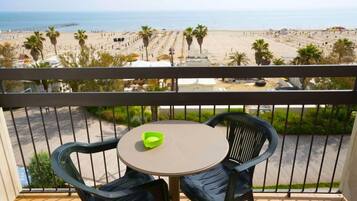 Camera familiare, balcone, vista mare | Ristorazione all'aperto